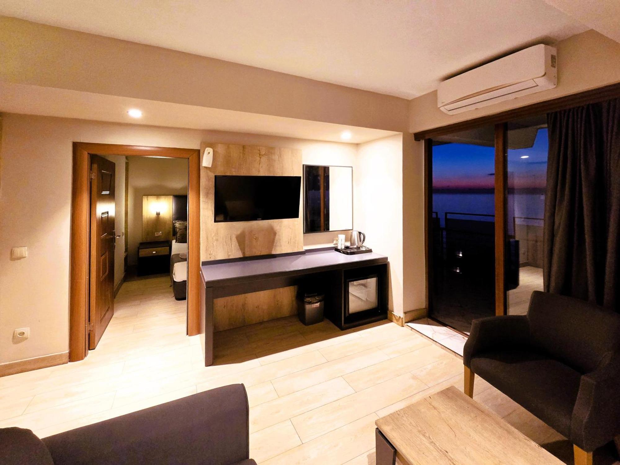 Ashtal Beach Hotel Batoumi Extérieur photo